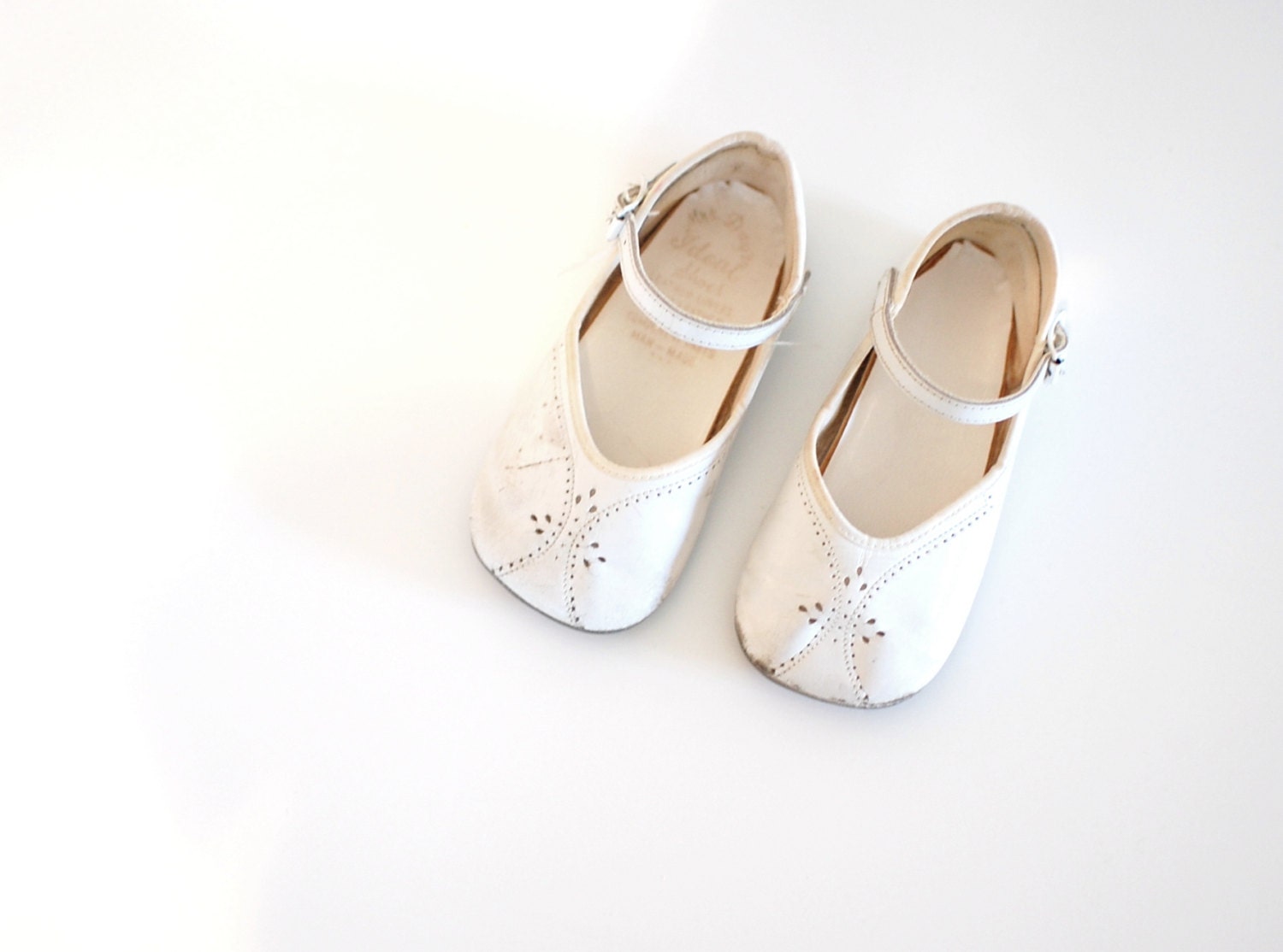 50s baby shoes / vintage baby shoes / 1950s white leather maryjanes / 50s maryjanes