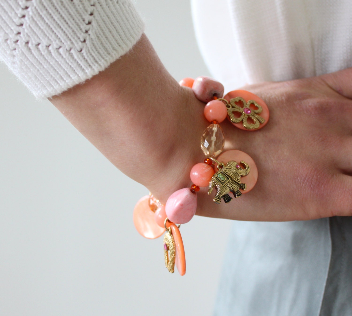 vintage 1950s charm bracelet. Pink lucite beads, lucky horseshoe, clover, elephant goldtone charms. 50s retro / the PEACH PIE baubles