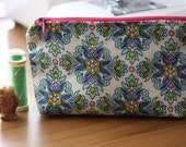 lined wee zipper bag.