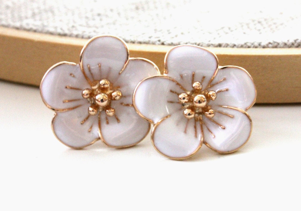 White color flower earrings -  fun and cute posts earrings.