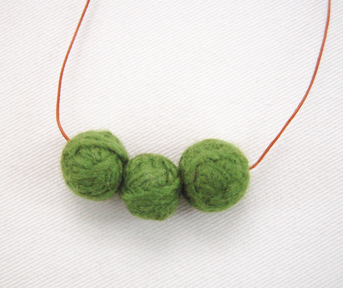 Green Felt Beaded Necklace // Leather Tie Back Felt Ball Necklace // Grass Green Yarn Ball Long Necklace // Ready to ship