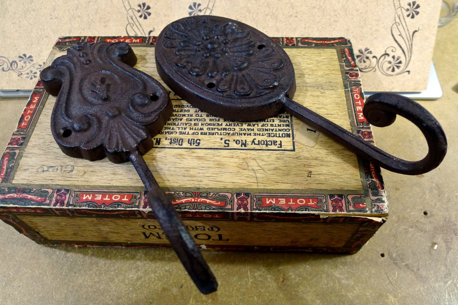 Lot of 2 pcs cast iron french style wall hooks - destash