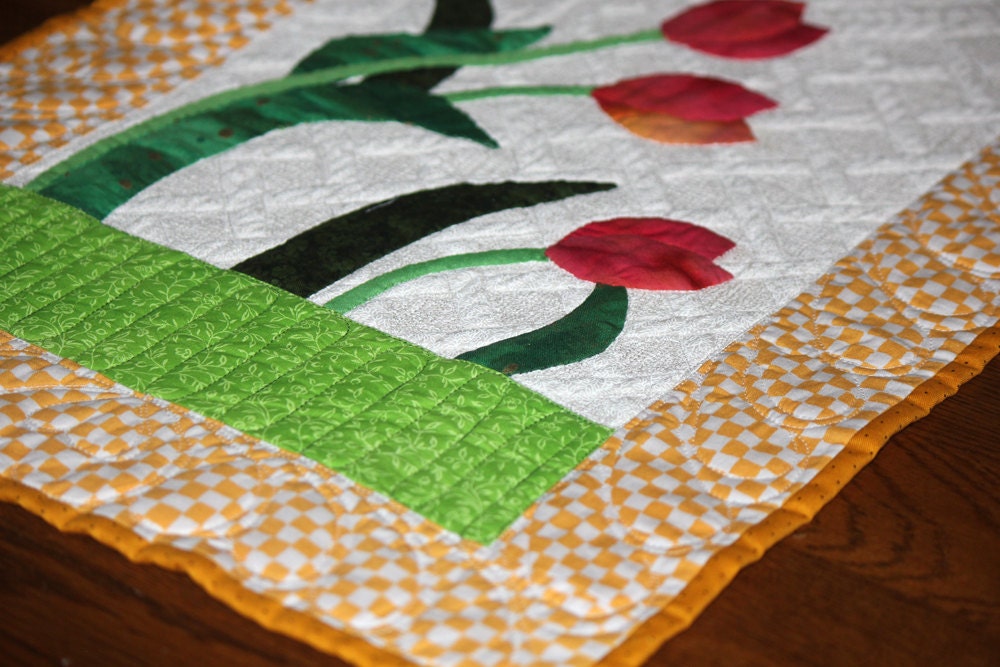 Tulip Tablerunner