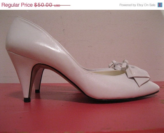 50% off Storewide Sale vintage leather heels 1980s white knotted BOW toe stiletto BOMBSHELL 6 M womens shoes
