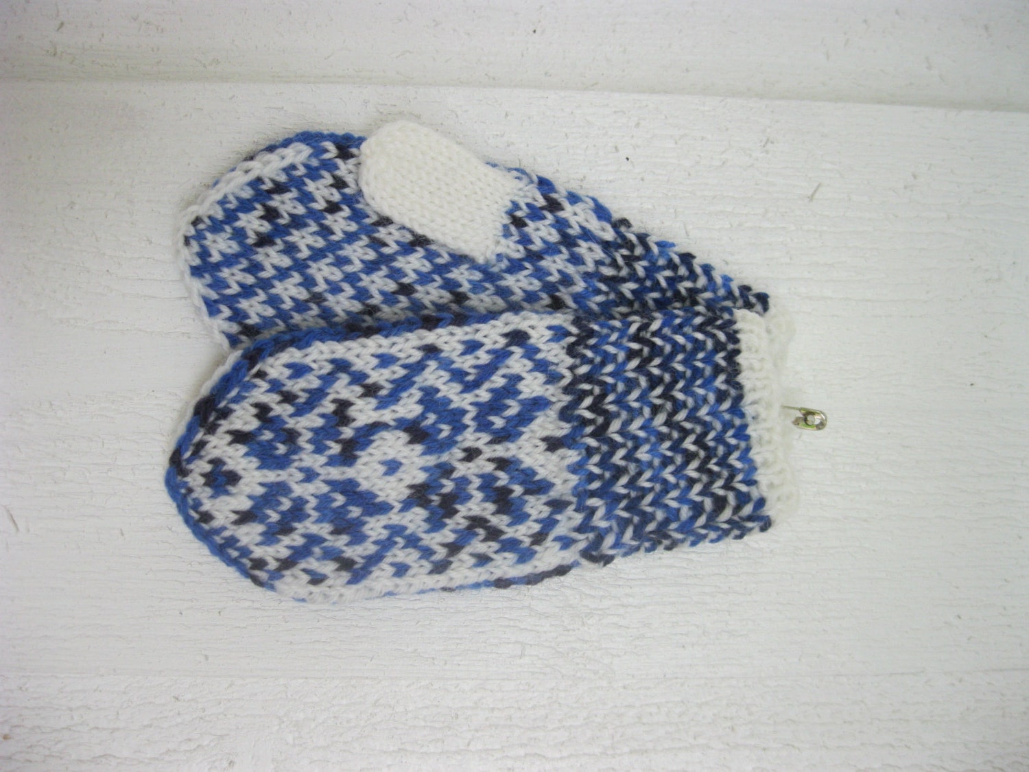Handknitted norwegian mittens for children i white with many shades of blue