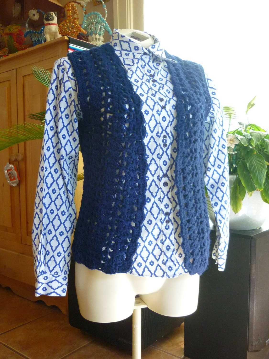 Vintage 60s / 70s Blouse SZ M/L blue and white flower & lattice print