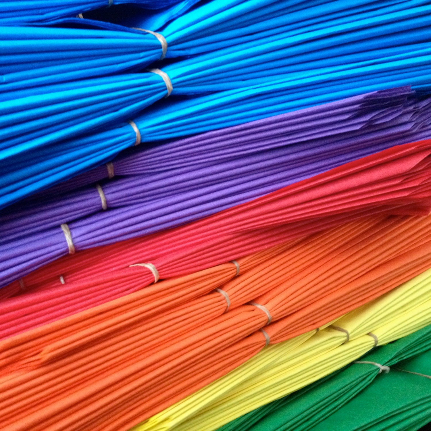 Custom Colors... 150 tissue paper poms // wedding decorations // paper flowers // diy // birthday // party decorations Il_570xn