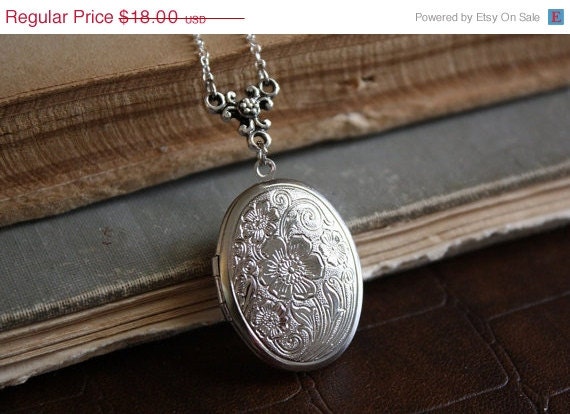 ON SALE Vintage Silver Flower Locket