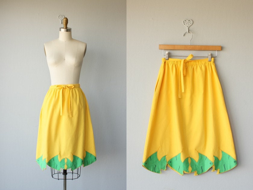 vintage novelty skirt / yellow skirt / cotton midi skirt / 1970s twill skirt - size small to medium