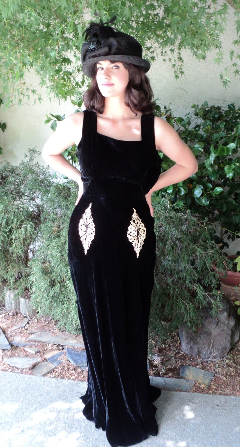Early1930s Black Velvet Gown with Lace Pockets Hollywood Glam Wearable Vintage