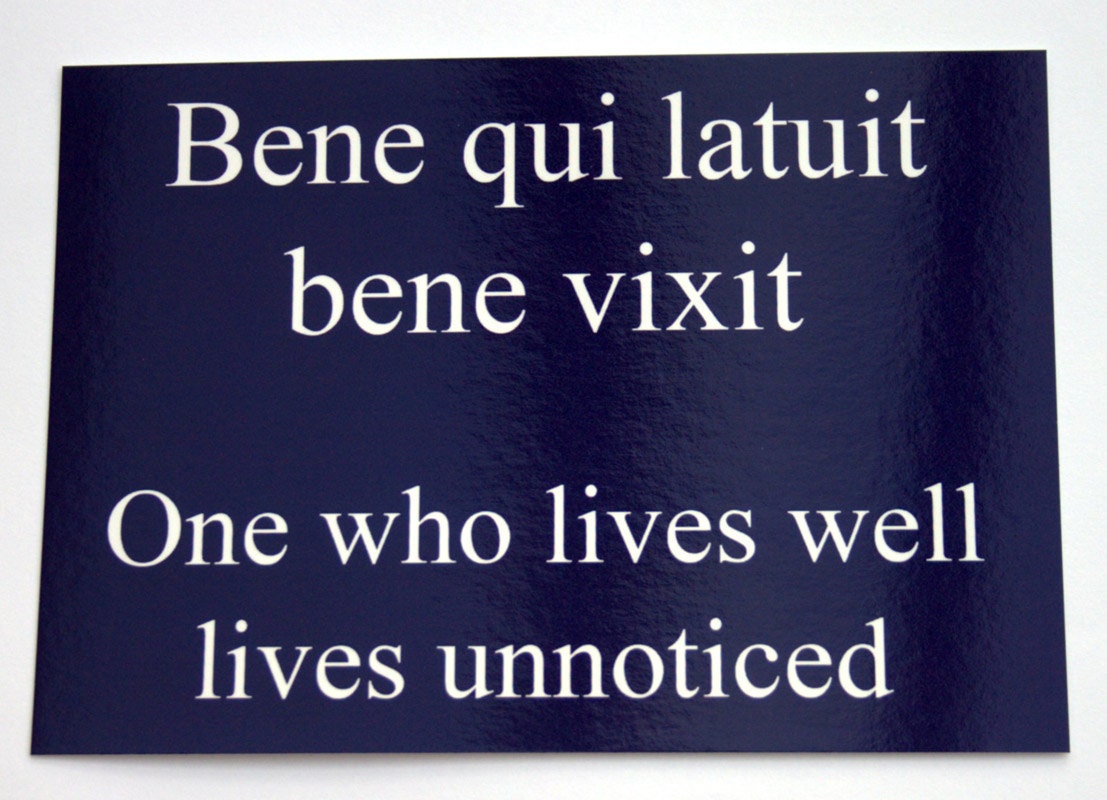 One who lives well - latin quote postcard