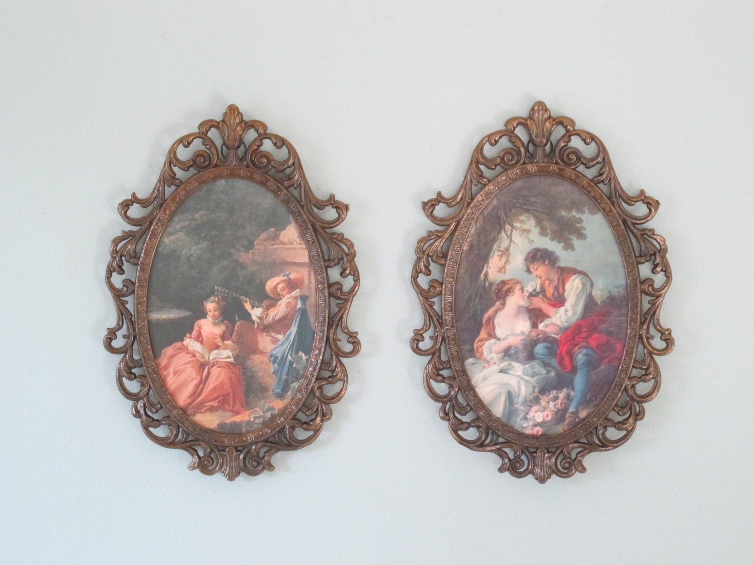 Vintage 2 Ornate Shabby Chic Frames with Courting Scenes / Cast Metal Oval  Photo Frame, Victorian Cottage Decor Made in Italy