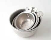 vintage measuring cup aluminum set measure cooking baking kitchen housewares retro mid century modern silver