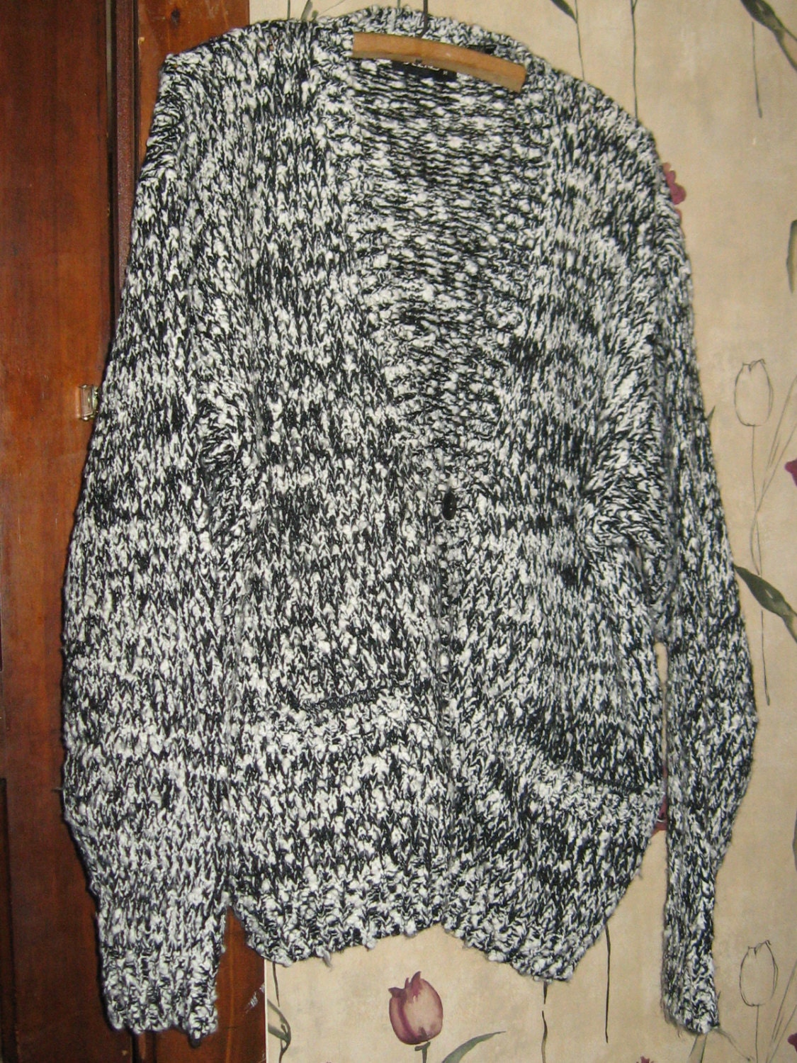 Vintage oversized  Mens Street Scenes Size med  Cardigan Sweater black and white