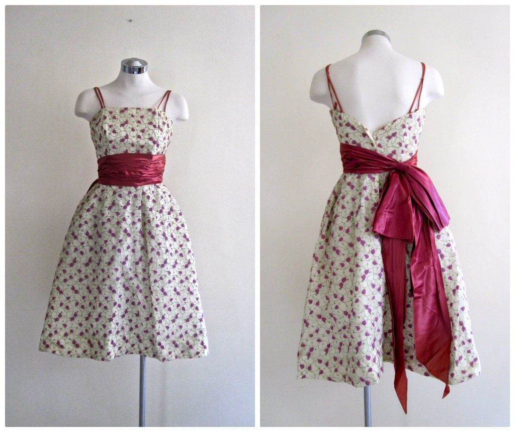 SALE Vintage 1950's Dress // 50's embroidered party dress // xs