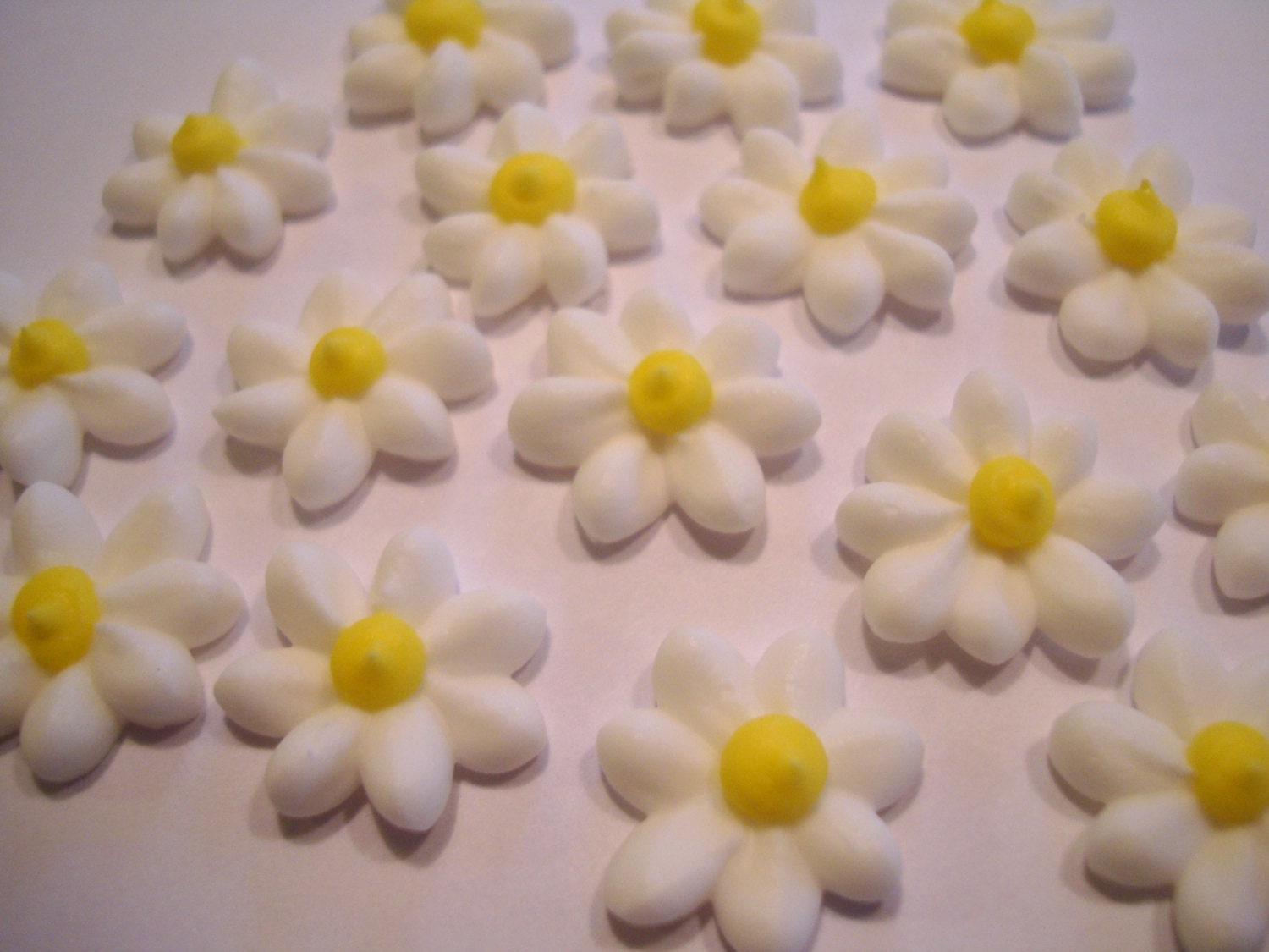 LOT of 100 royal icing mini daises Il_170x135