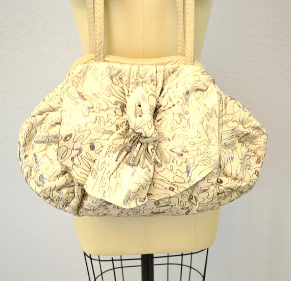 Vintage leather shoulder hobo bag / cream silver metallic / 1980s