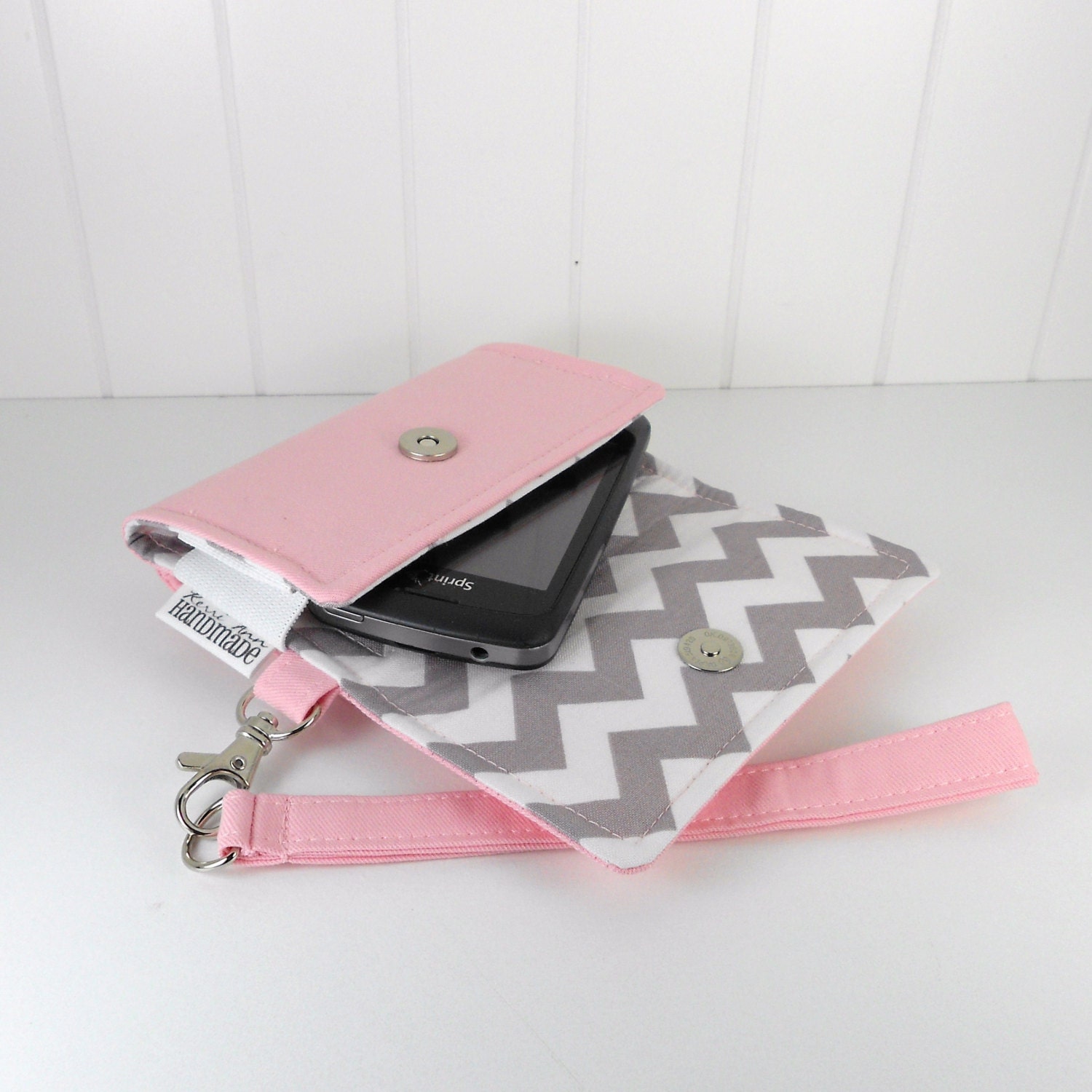 The Errand Runner - Cell Phone Wallet - Wristlet - for iPhone/Android - Pink/Chevron in Gray