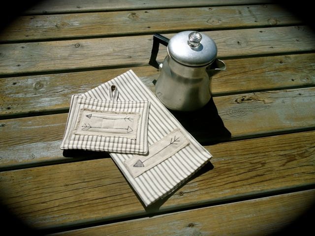 Kitchen housewares cotton towel with matching potholder, Arrow