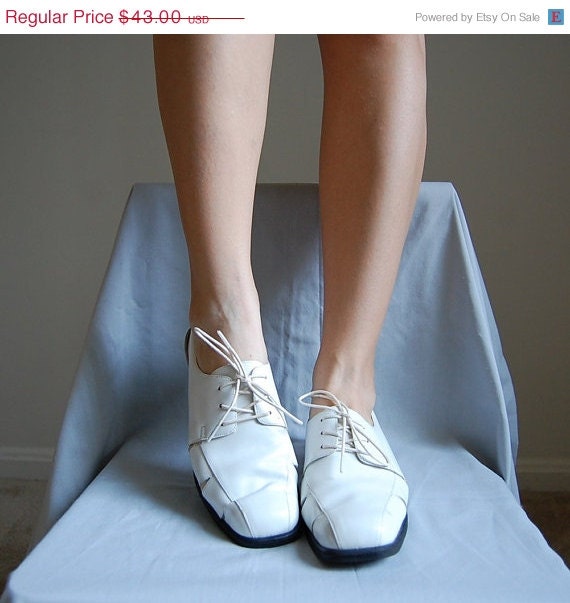 25 % OFF SALE 1980s WHITE Leather cut out oxfords