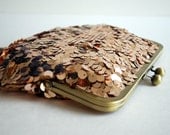 gold sequin clutch. metallic purse. kiss lock clutch purse. metallic clutch. eveing purse. evening bag.