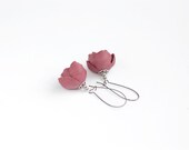 Modern style leather earrings in pink rose