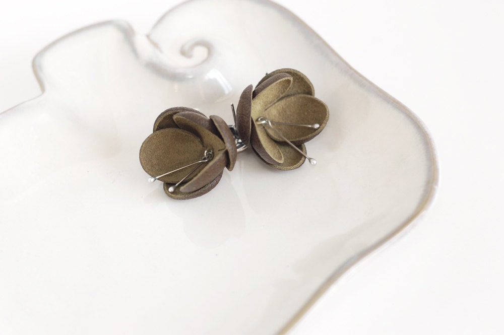 Modern style leather earrings in moss green