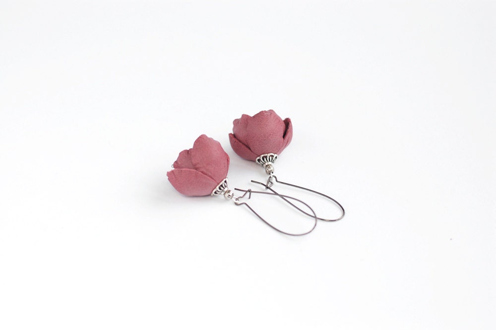 Modern style leather earrings in pink rose