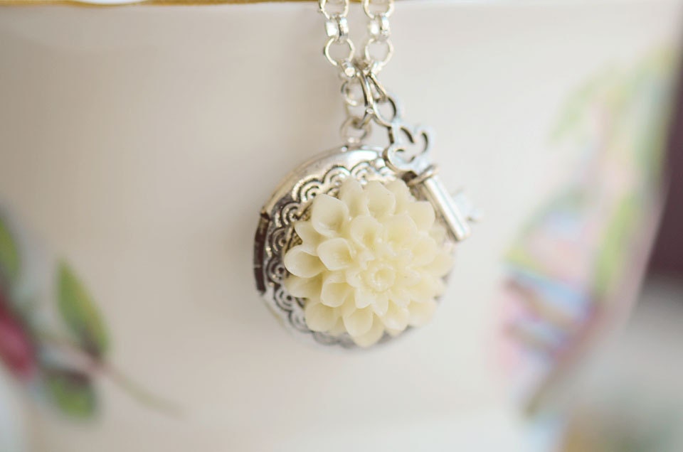 Adora Silver Circle Floral Locket (Ivory)