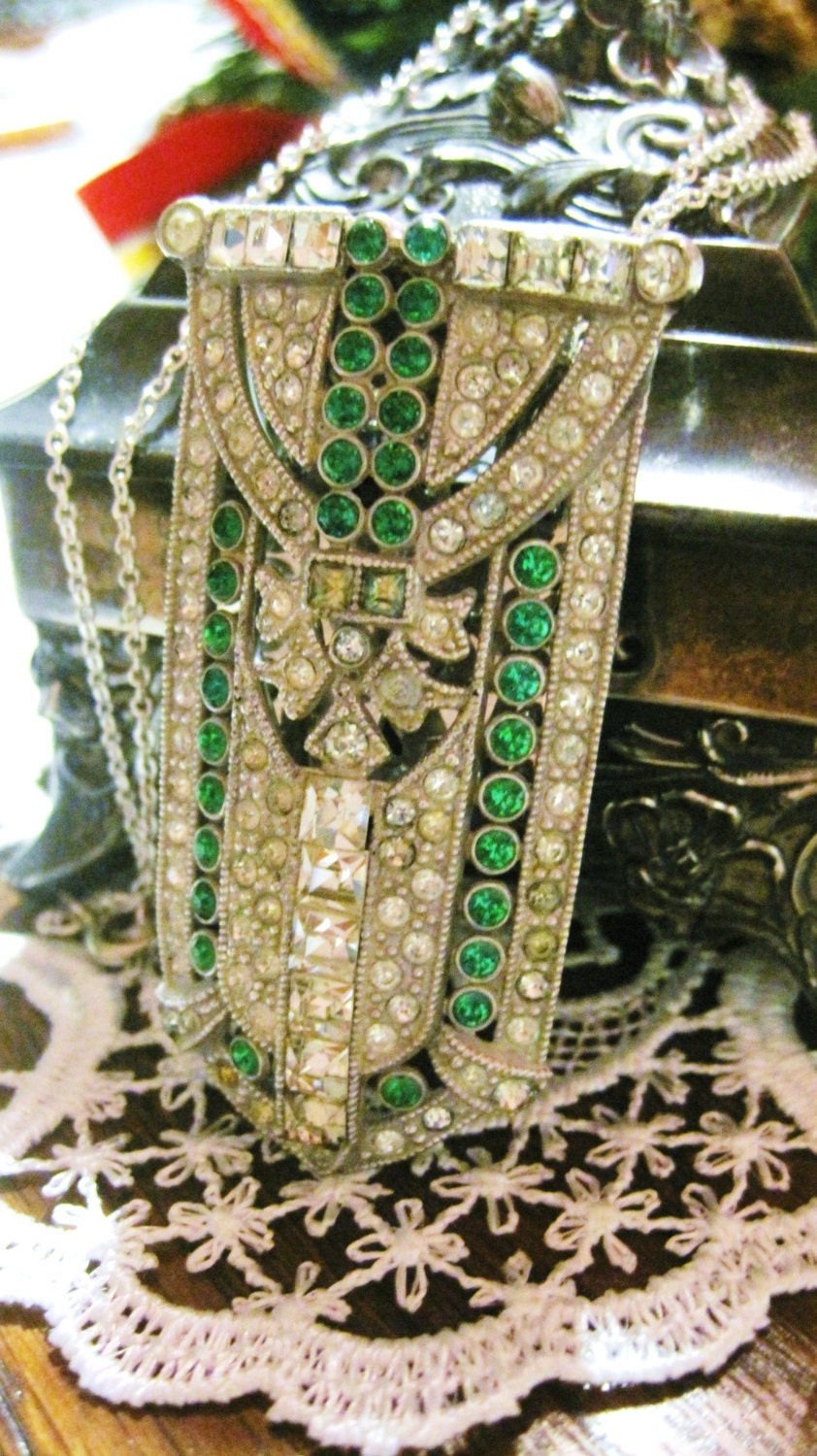 20% Off (cupon code APRILSHOWERS2) Antique Art Deco FurClip Pendant/Necklace Brilliant Emerald Rhinestones RhodiumPlated Potmetal