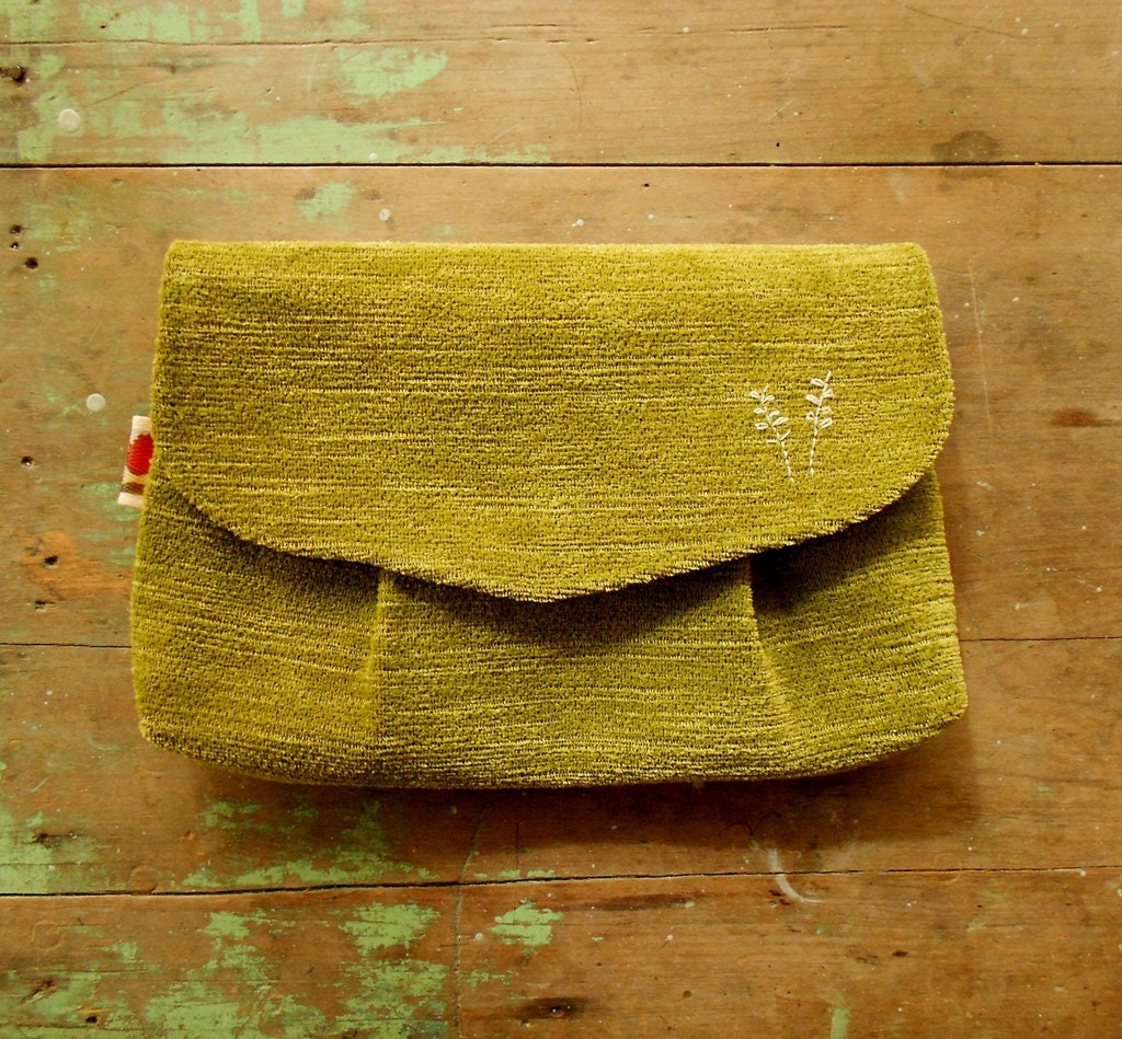 Clutch purse in olive green / pleated envelope clutch/ vintage style / upcycled