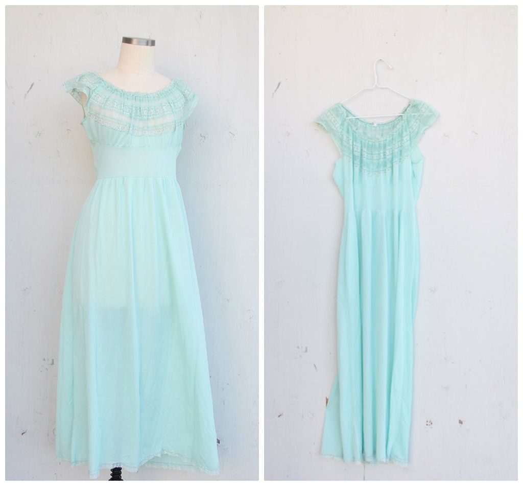vintage 1960s Night Dress / / Blue Belle Night Gown / small to medium