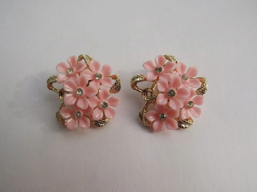 Vintage Plastic PINK FLOWER EARRINGS, 1950s clip on earrings featuring pink flowers and rhinestones