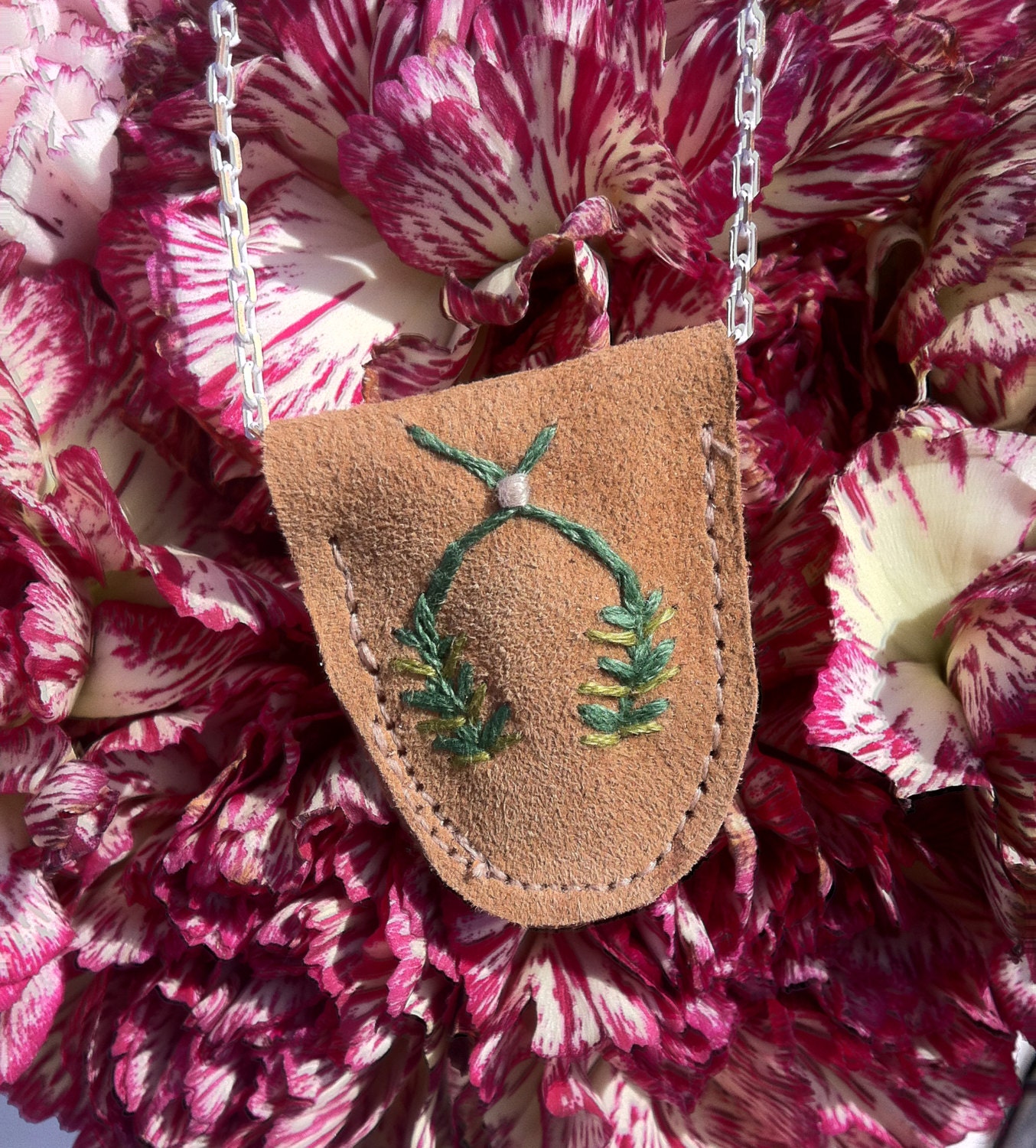 cedar horseshoe collar clip