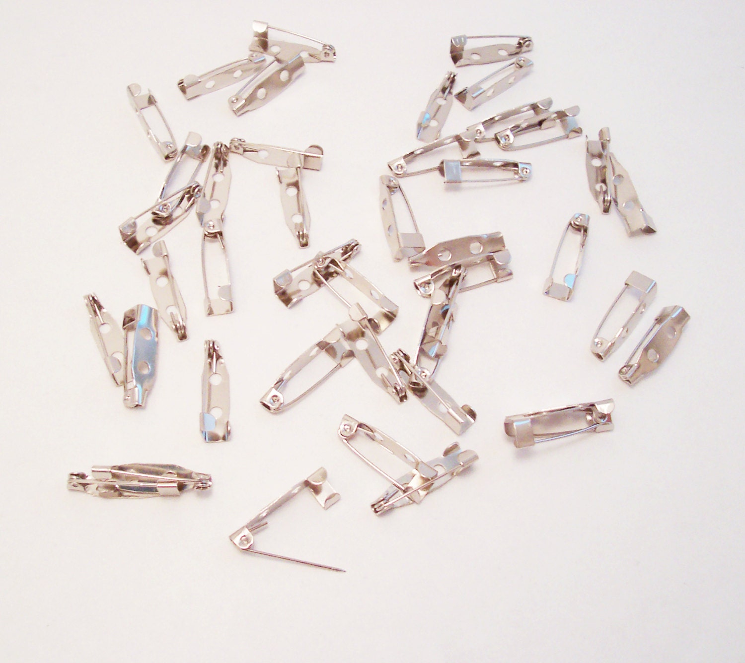 25 Brooch Pin Backs 2cm Metal Pin Findings
