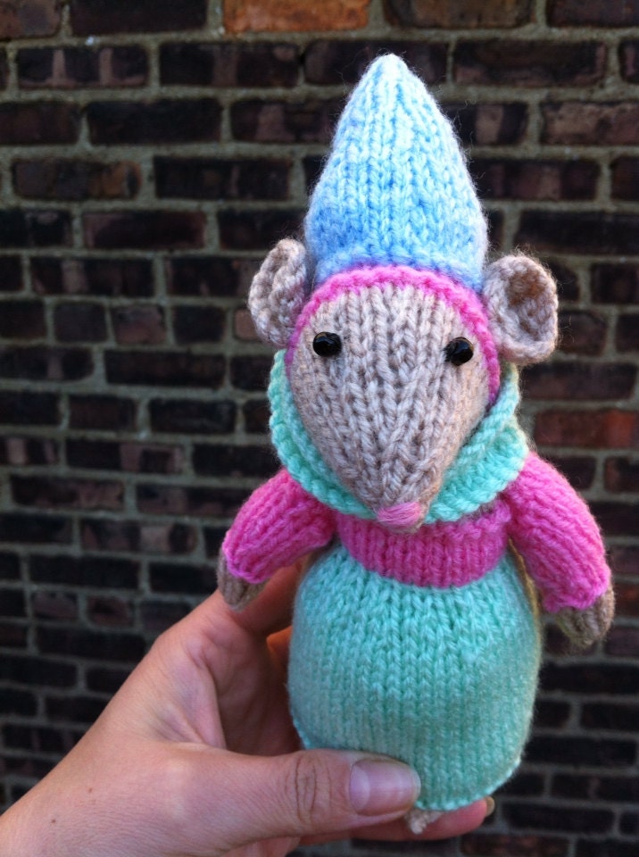 Medieval Mouse: Lady in waiting knitted toy