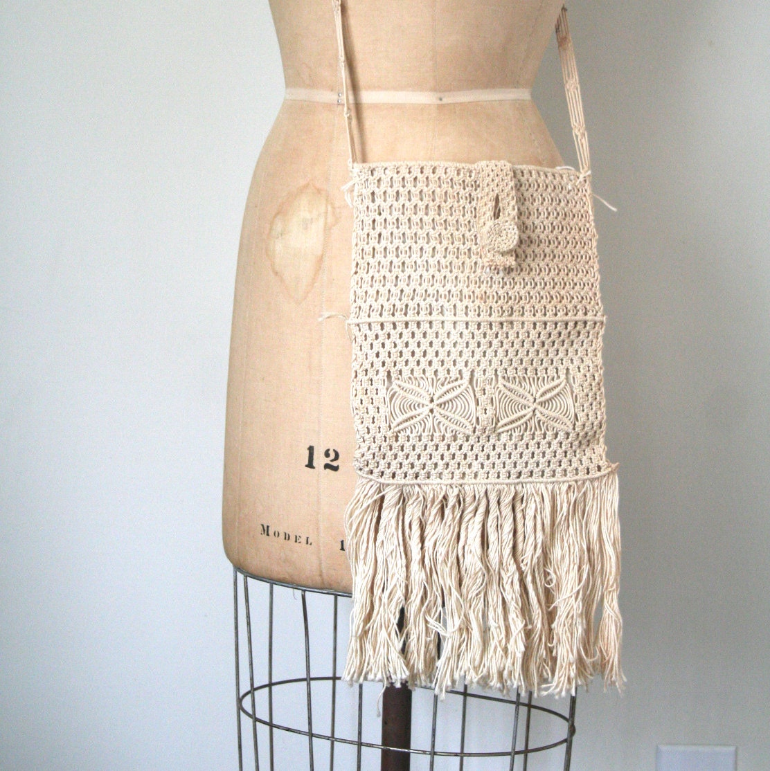vintage summer handbag MACRAME shoulder bag - purse 1960's HIPPIE - BOHO fringe / festival