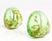 bright lime green round faceted eco resin ring featuring gold leaf flakes - size 5.5