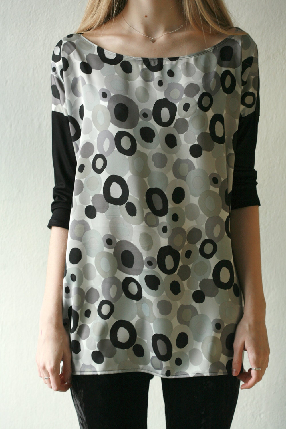 Light one size tunic with grey rings