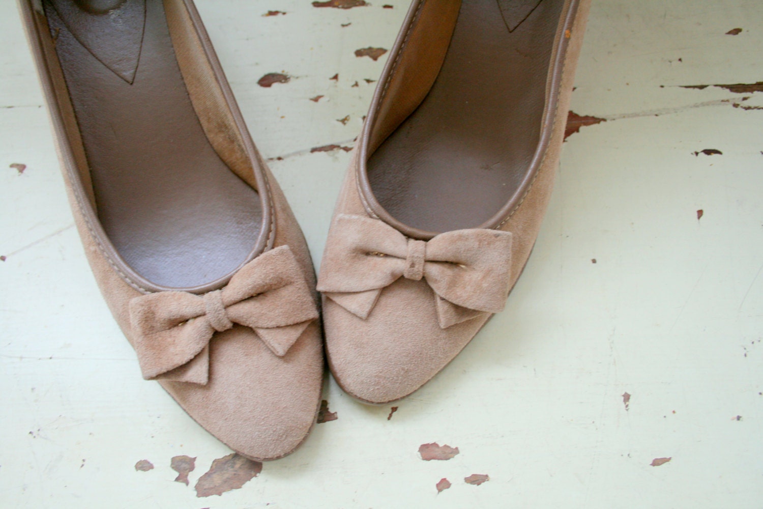 1960s BROWN BOW Classic Pumps...size 10 women.....shoes. heels. pumps. classics. 60s heels. 1960s glam. fancy. mod. leather