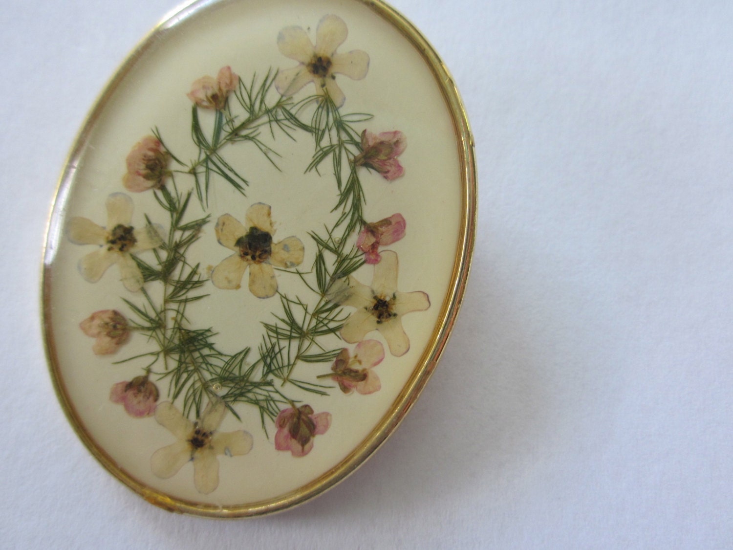 Vintage Oval Pressed Flower Brooch, Pin, Goldtone, Good condition, Peach, Yellow, Green