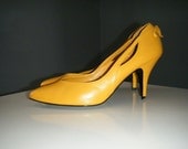 VIntage 1980s Womens Avant Garde Hipster Origami Sling Back Cut Out Mustard Yellow Pumps with Bows