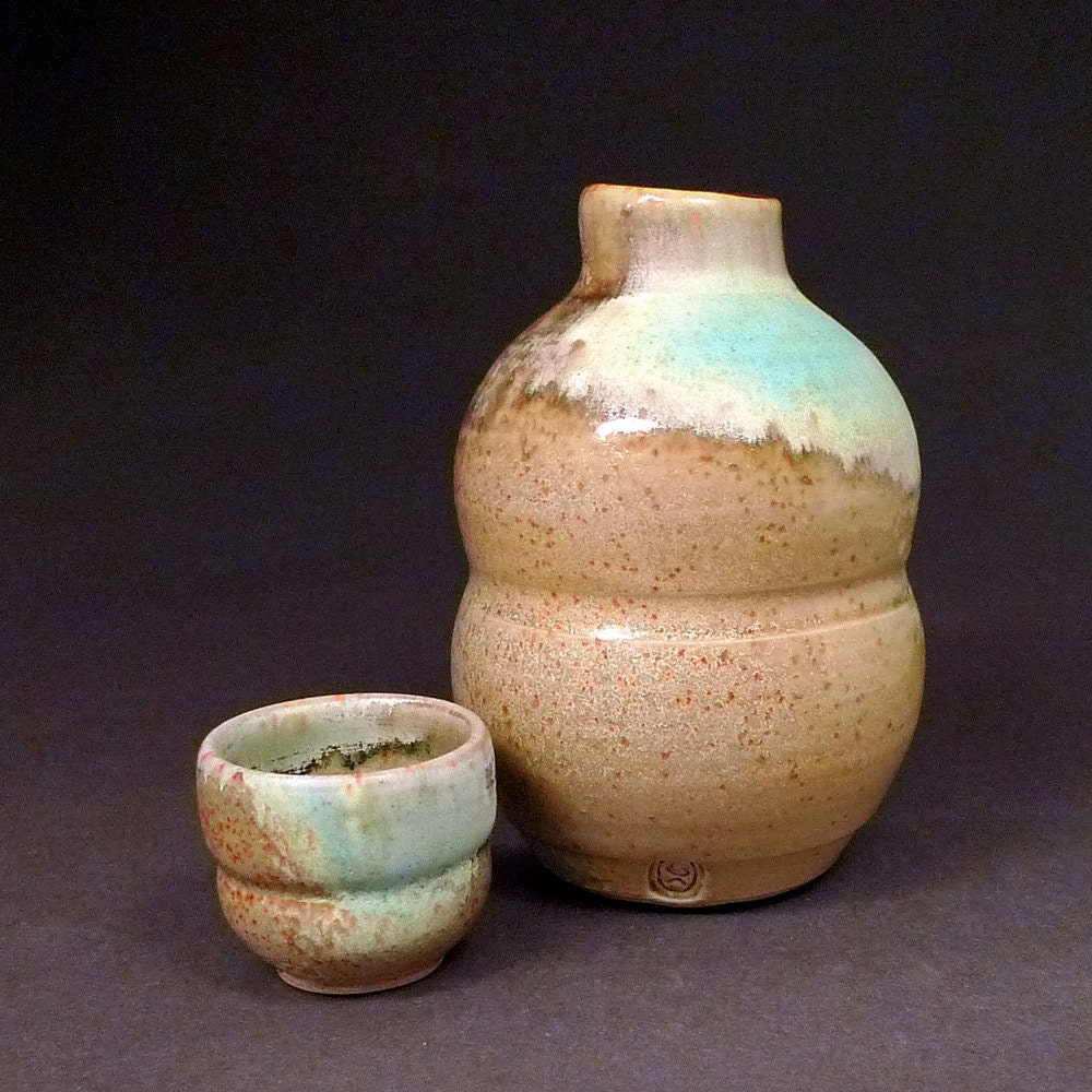 Porcelain Hisago Tokkuri (Sake Flask) and Shihu-hai Guinomi (Sake Cup)