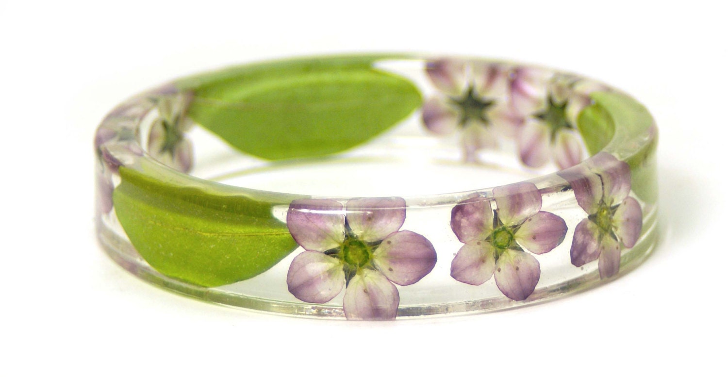 Flower Jewelry- Tropical Jewelry- Jewelry with Real Flowers-Purple Dried Flowers- Purple Flowers-Resin Jewelry-Green Bracelet