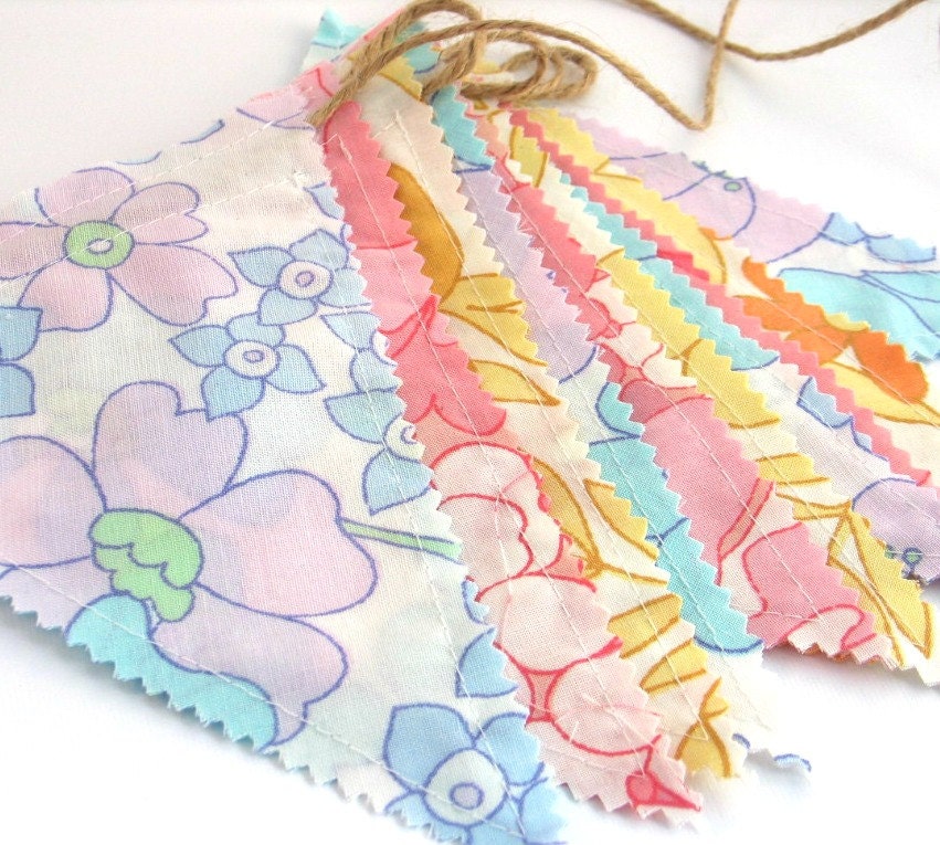 Vintage Fabric Bunting, Summer Bunting, Retro Garland, Wedding Garland, Upcyled Bunting, Floral Garland, Wedding Backdrop,  Photo Prop 10FT
