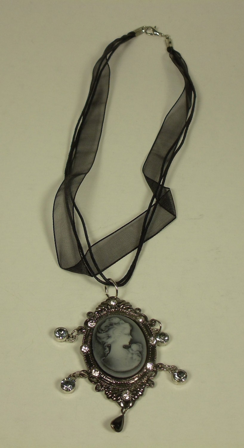 Sparkling Silhouette Choker