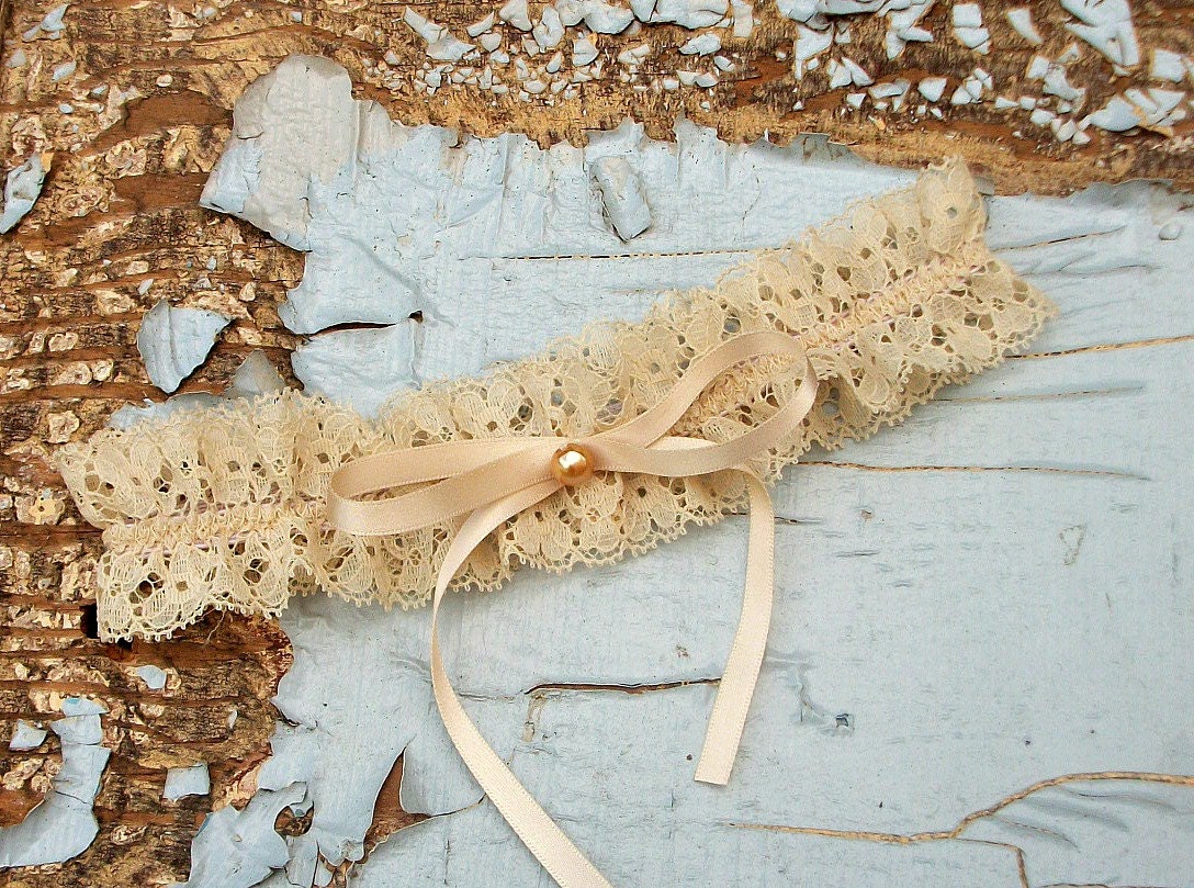 Bridal Toss Garter in Vintage Cream Lace and Satin Ribbon Bow, vintage inspired wedding garter, single garter