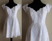 1980's Karen Okada pour David Howard White Lace Wedding or Prom Dress - Short Off Shoulder - Size 4/6