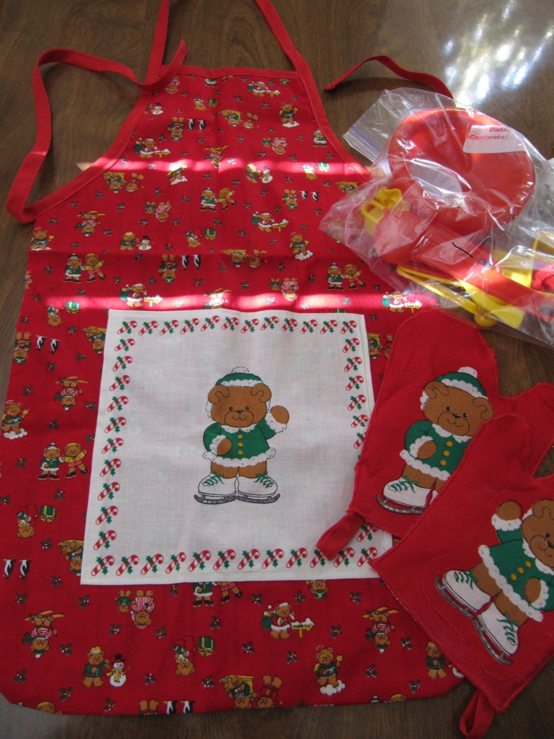 Apron Christmas Child Girl Handmade Teddy Bear Theme Mitts Baking Supplies Cooking Kitchen Kitchsy