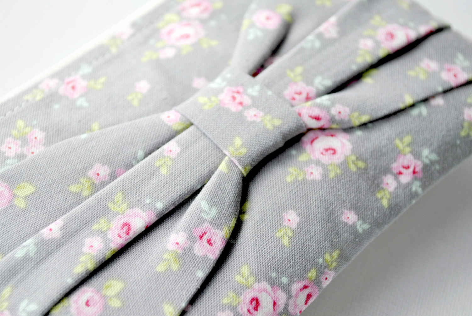 Coin purse wallet : Tilda tiny English country roses in grey,pink,green and blue with bow.